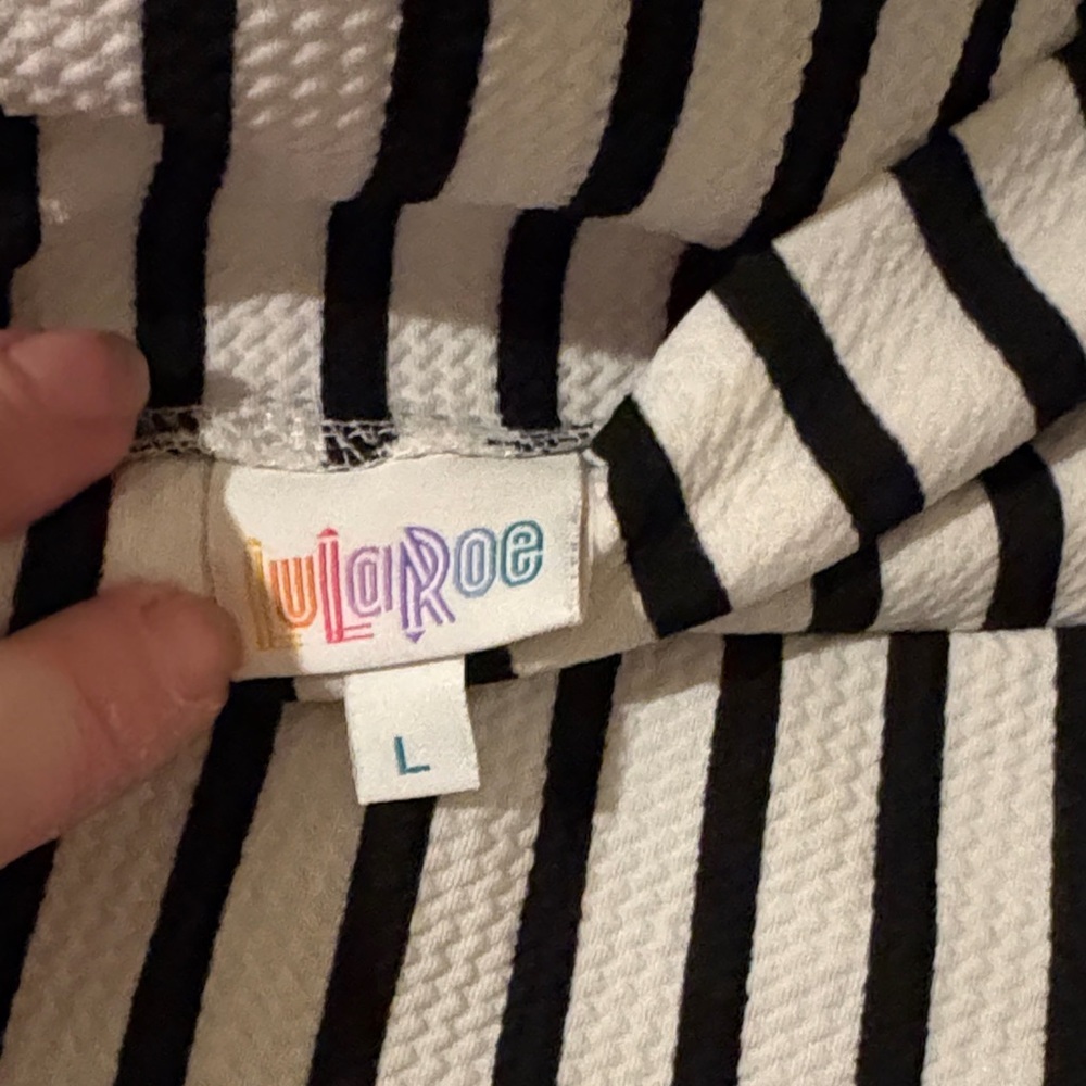 LuLaRoe Large Black and White Striped Pencil Skirt NWOT. - Picture 2 of 2